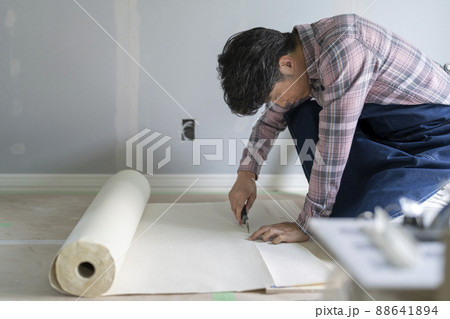 壁紙を切るミドルの男性　DIYイメージ　 88641894