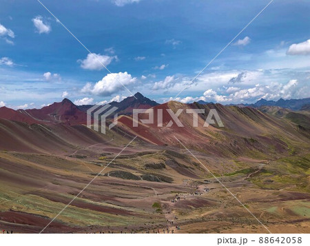 【ペルー】レインボーマウンテンの山頂からの景色（ビニクンカ山） 88642058