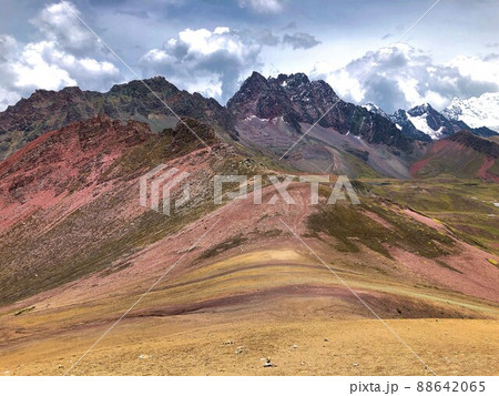 【ペルー】レインボーマウンテンの山頂からの景色(ビニクンカ山) 【ペルー】レインボーマウンテンの山頂からの景色(ビニクンカ山) 88642065
