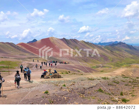【ペルー】レインボーマウンテンの登山道からの景色(ビニクンカ山) 【ペルー】レインボーマウンテンの登山道からの景色(ビニクンカ山) 88642072