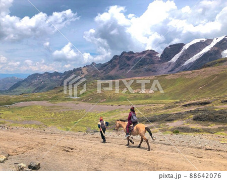 【ペルー】レインボーマウンテンの美しい景色と乗馬する人達（ビニクンカ山） 88642076