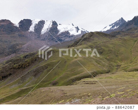 【ペルー】登山道から見る美しい山の景色（ビニクンカ山（レインボーマウンテン）） 88642087