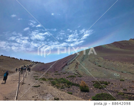 【ペルー】レインボーマウンテンの登山道にかかった虹の景色（ビニクンカ山） 88642098