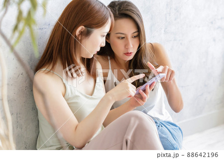 仲良くスマホを見ている女性二人 仲良くスマホを見ている女性二人 88642196