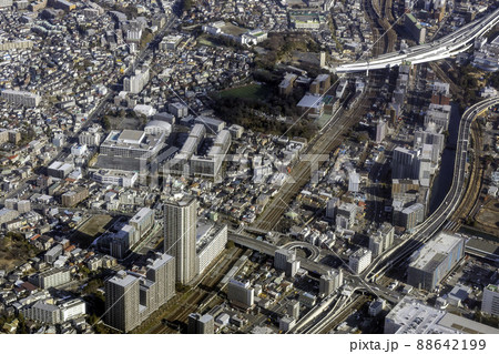 京浜東北線の新子安駅付近を空撮 88642199