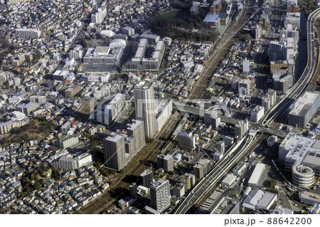 京浜東北線の新子安駅付近を空撮 88642200