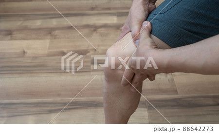 男性の膝の痛みイメージ 男性の膝の痛みイメージ 88642273