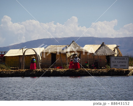 【ペルー】チチカカ湖とウロス島の景色（プーノ） 88643152