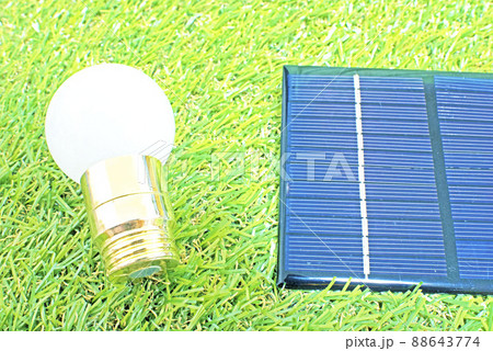 芝生と電球と太陽光パネル 芝生と電球と太陽光パネル 88643774