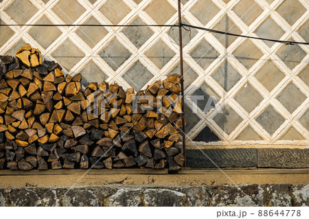 なまこ壁前に積まれた薪 88644778