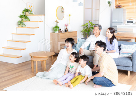 リビングルームでくつろぐ三世代家族 88645105