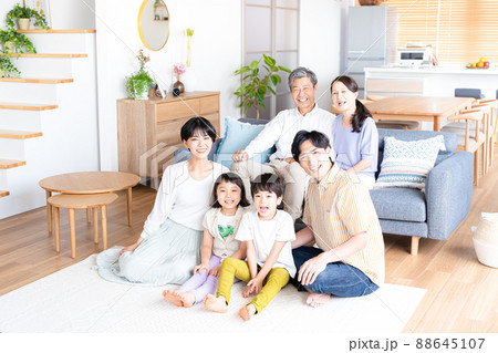 リビングルームでくつろぐ三世代家族 88645107