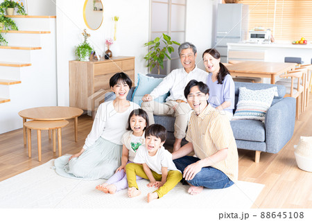 リビングルームでくつろぐ三世代家族 88645108