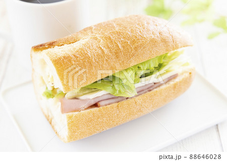 美味しいフランスパンサンドとホットコーヒー 88646028