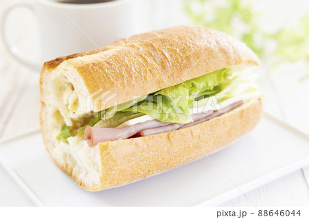 美味しいフランスパンサンドとホットコーヒー 88646044