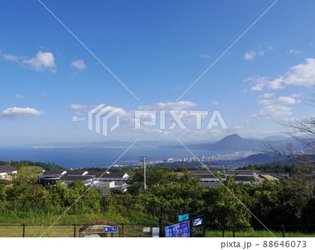 高台より望む別府湾と別府の街並み 高台より望む別府湾と別府の街並み 88646073