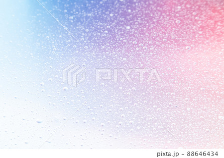 細かな雫とブルーとピンクの背景 88646434