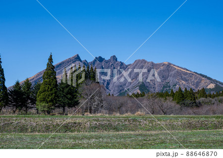 阿蘇高森から見える根子岳と咲く桜が美しい 阿蘇高森から見える根子岳と咲く桜が美しい 88646870