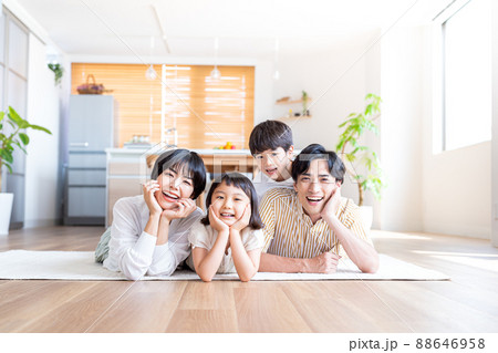 リビングルームで寝そべる4人家族 リビングルームで寝そべる4人家族 88646958