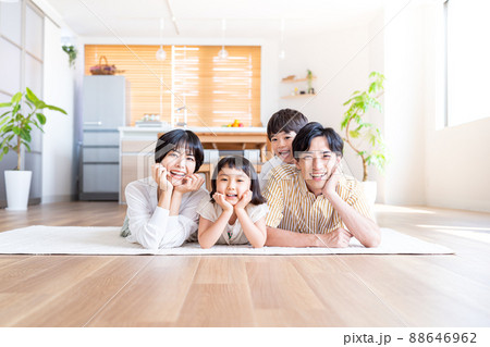 リビングルームで寝そべる4人家族 リビングルームで寝そべる4人家族 88646962