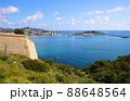 丘の上から眺める海 88648564