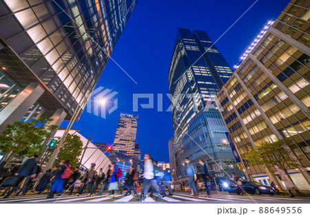 日本の東京都市景観　東京駅前、コロナ禍だが多くの通勤客らが…（東京ミッドタウン八重洲がほぼ完成へ） 88649556