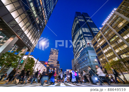 日本の東京都市景観 東京駅前、コロナ禍だが多くの通勤客らが…(東京ミッドタウン八重洲がほぼ完成へ) 日本の東京都市景観 東京駅前、コロナ禍だが多くの通勤客らが…(東京ミッドタウン八重洲がほぼ完成へ) 88649559