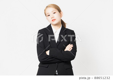 腕組みをして怒るジャケットを着た女性 88651232