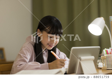 タブレットPCを見ながら勉強をする女の子 88651759