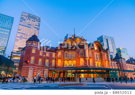 日本の東京都市景観 東京駅の赤レンガ駅舎や帰宅するビジネスマンやOLら。コロナ禍は今も…=4月12日 日本の東京都市景観 東京駅の赤レンガ駅舎や帰宅するビジネスマンやOLら。コロナ禍は今も…=4月12日 88652013