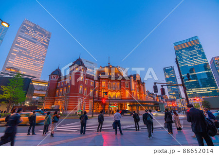 日本の東京都市景観 東京駅の赤レンガ駅舎や帰宅するビジネスマンやOLら。コロナ禍は今も…=4月12日 日本の東京都市景観 東京駅の赤レンガ駅舎や帰宅するビジネスマンやOLら。コロナ禍は今も…=4月12日 88652014
