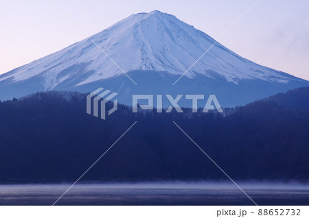 早朝の河口湖から見る冬の富士山 88652732