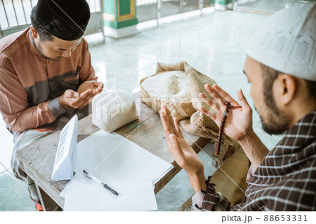 asian man paying zakat at the mosque and praying thanking god asian man paying zakat at the mosque and praying thanking god 88653331