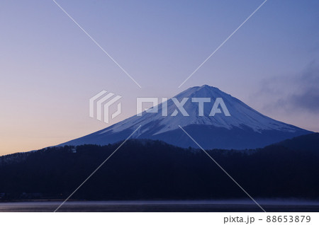 早朝の河口湖から見る冬の富士山 88653879