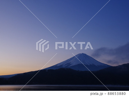 早朝の河口湖から見る冬の富士山 88653880