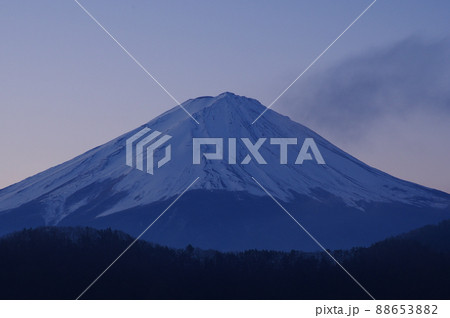 早朝の河口湖から見る冬の富士山 88653882