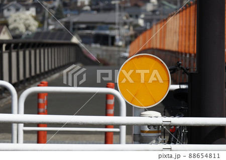 工事現場の丸い反射板 88654811