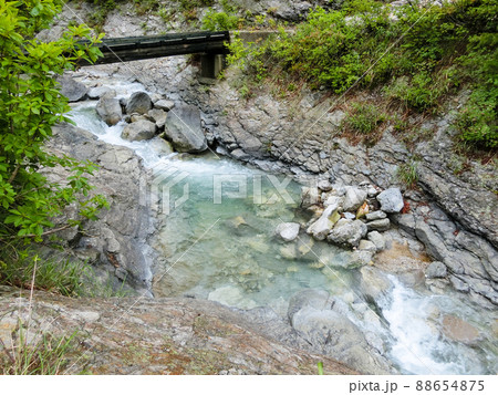 川原毛大湯滝へ向かう道中にある橋と川（秋田県湯沢市） 88654875