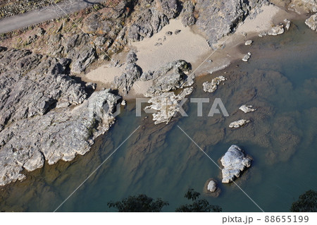 岩場ときれいな水の川のある風景 岩場ときれいな水の川のある風景 88655199