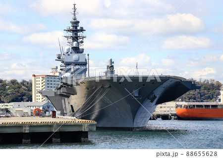 軍港・横須賀に泊まる…護衛艦いずも 88655628