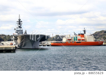 軍港・横須賀に泊まる…護衛艦いずも 軍港・横須賀に泊まる…護衛艦いずも 88655629
