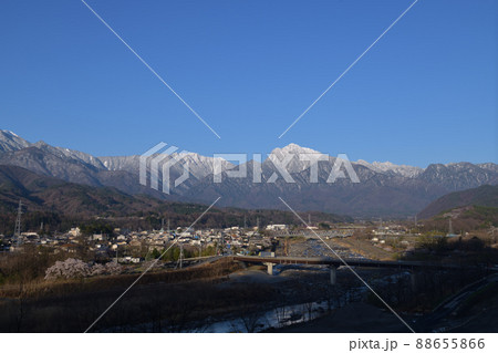 北杜市武川町、春、武川の街並み明け行く残雪の南アルプス 北杜市武川町、春、武川の街並み明け行く残雪の南アルプス 88655866