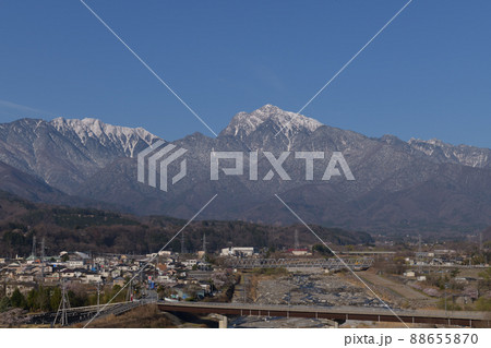 北杜市武川町、春、武川の街並み明け行く残雪の南アルプス 88655870