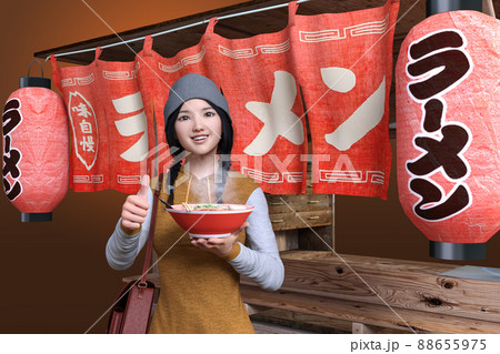 赤い暖簾と提灯を下げた屋台のラーメン屋で嬉しそうにラーメンを食べるニット帽をかぶった女の子がグッドサ 赤い暖簾と提灯を下げた屋台のラーメン屋で嬉しそうにラーメンを食べるニット帽をかぶった女の子がグッドサ 88655975