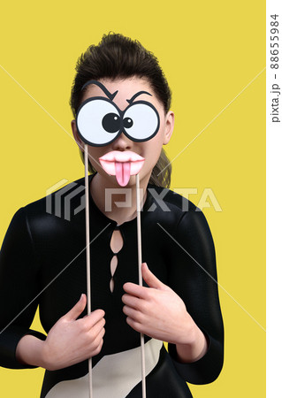 びっくり顔の大きな目と口のフォトプロップスを顔につけた黒いワンピースを着た女性 びっくり顔の大きな目と口のフォトプロップスを顔につけた黒いワンピースを着た女性 88655984