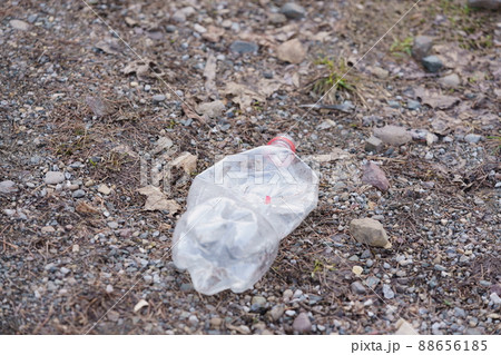 雪どけ後道端に捨てられたプラスチックごみ 88656185