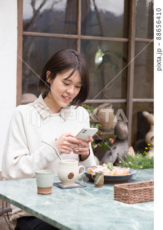カフェのテラス席で休日のランチ カフェのテラス席で休日のランチ 88656410