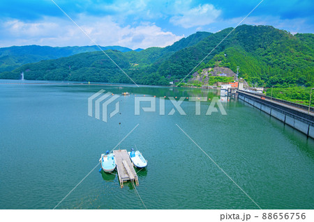 草木ダム　静かな草木湖の風景　初夏の季節　　　 88656756