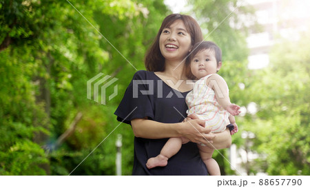 公園を散歩するお母さんと赤ちゃん 公園を散歩するお母さんと赤ちゃん 88657790