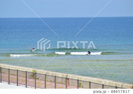沖縄の海でサーフィンを楽しむ人 沖縄の海でサーフィンを楽しむ人 88657817